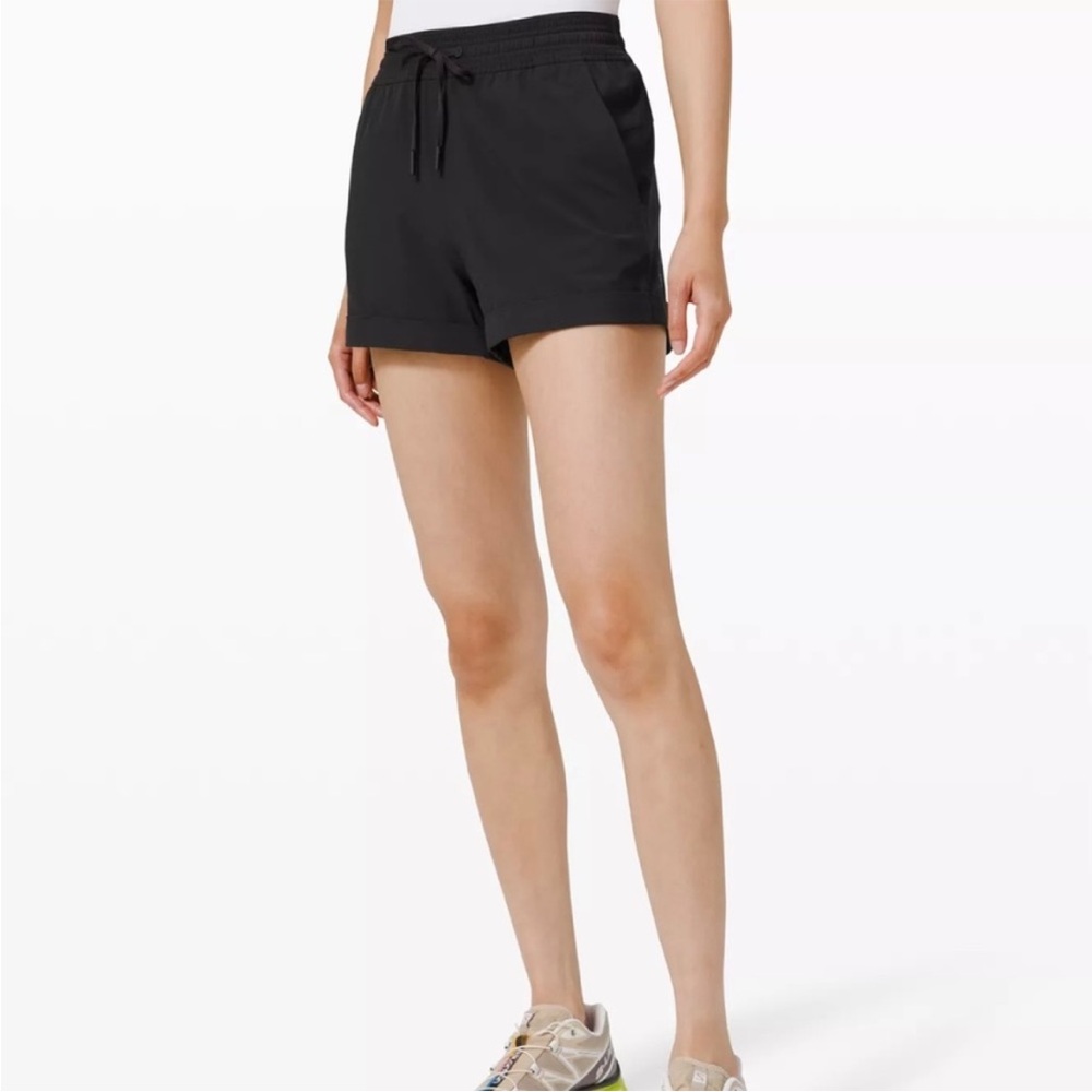 Lululemon Women's Black Spring Breakaway Shorts sz8